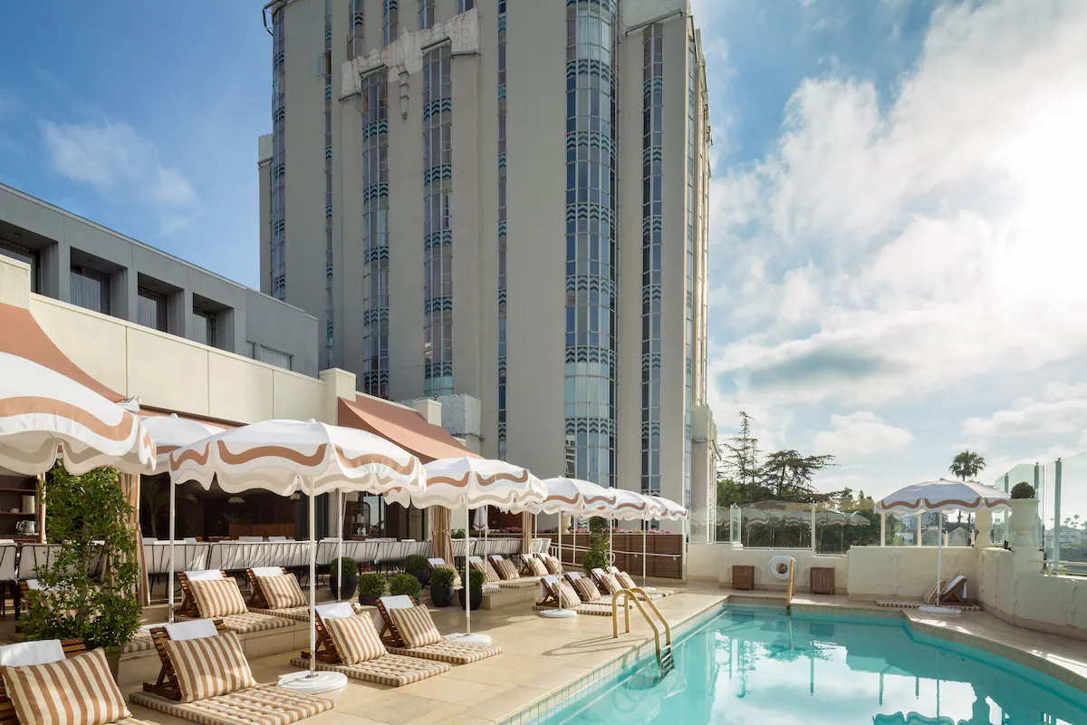 Hotel-Sunset-Tower-hoteles-boutique-en-Los-Angeles-piscina 14 hoteles boutique en Los Ángeles que destacan por su encanto y estilo