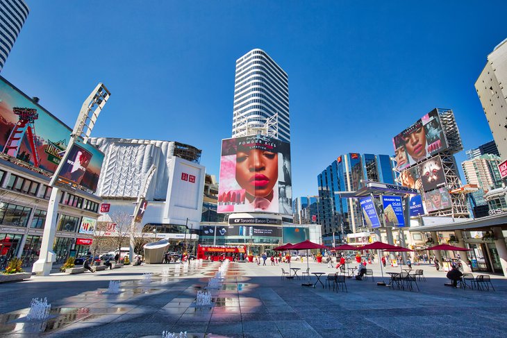 Mira-la-accion-en-Yonge-Dundas-Square Principales atracciones turísticas de Toronto