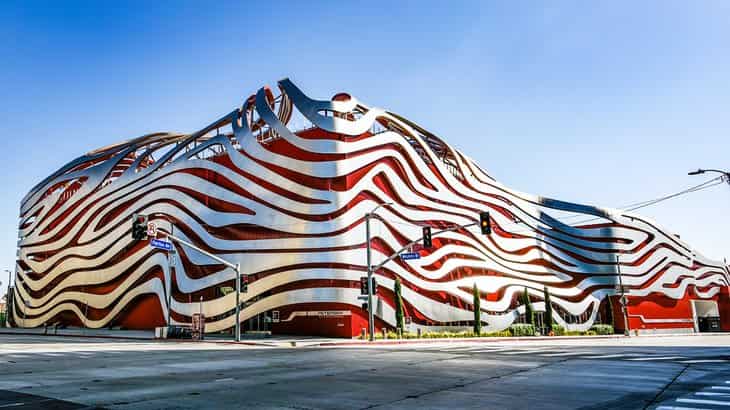 Museo-del-Automovil-Petersen-1 Principales lugares turísticos de Los Ángeles en California