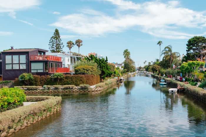 Paseo-por-los-canales-de-Venecia 9 Imperdibles actividades en Venice Beach, California
