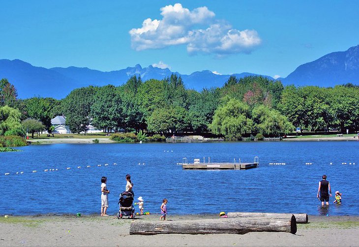 Playa-del-lago-Trout Mejores Playas de Vancouver para Disfrutar del Sol y la Naturaleza