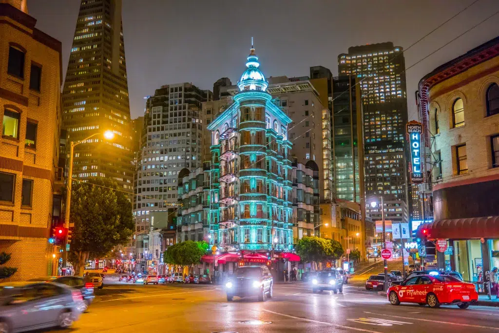 Puedes-unirte-a-la-familia-American-Zoetrope-Torre-Columbus-de-San-Francisco Torre Columbus de San Francisco: 9 Datos que debes conocer