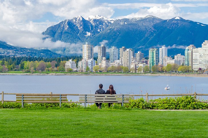 Relajese-en-la-playa-de-Kitsilano Principales lugares para visitar en Vancouver, Canadá
