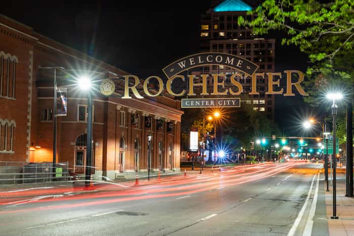 Rochester-de-noche-Cosas-que-hacer-en-el-Norte-de-Nueva-York-en-otono 8 Cosas que hacer en el Norte de Nueva York en otoño