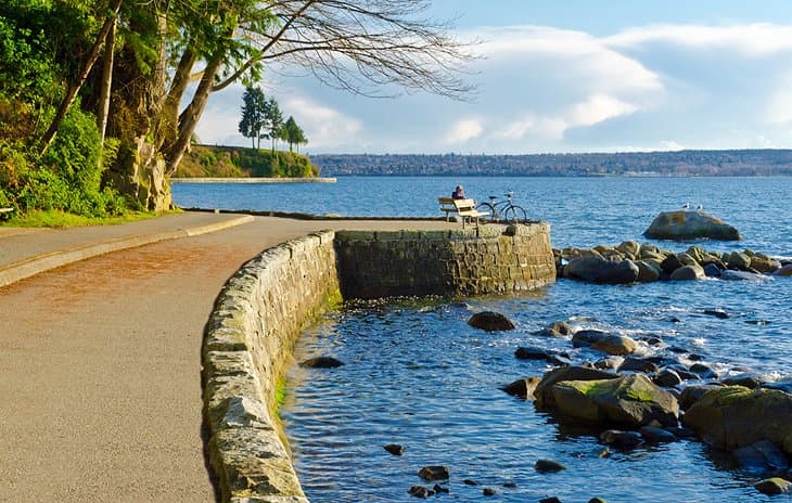 Sal-a-caminar-por-el-parque-Stanley Principales lugares para visitar en Vancouver, Canadá