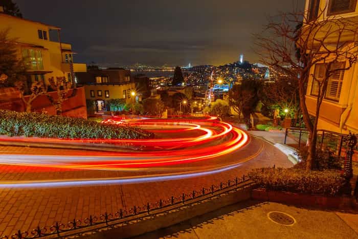 Sal-por-la-noche-a-ver-las-luces-de-la-ciudad 7 recomendaciones para recorrer Lombard Street, el ícono de San Francisco
