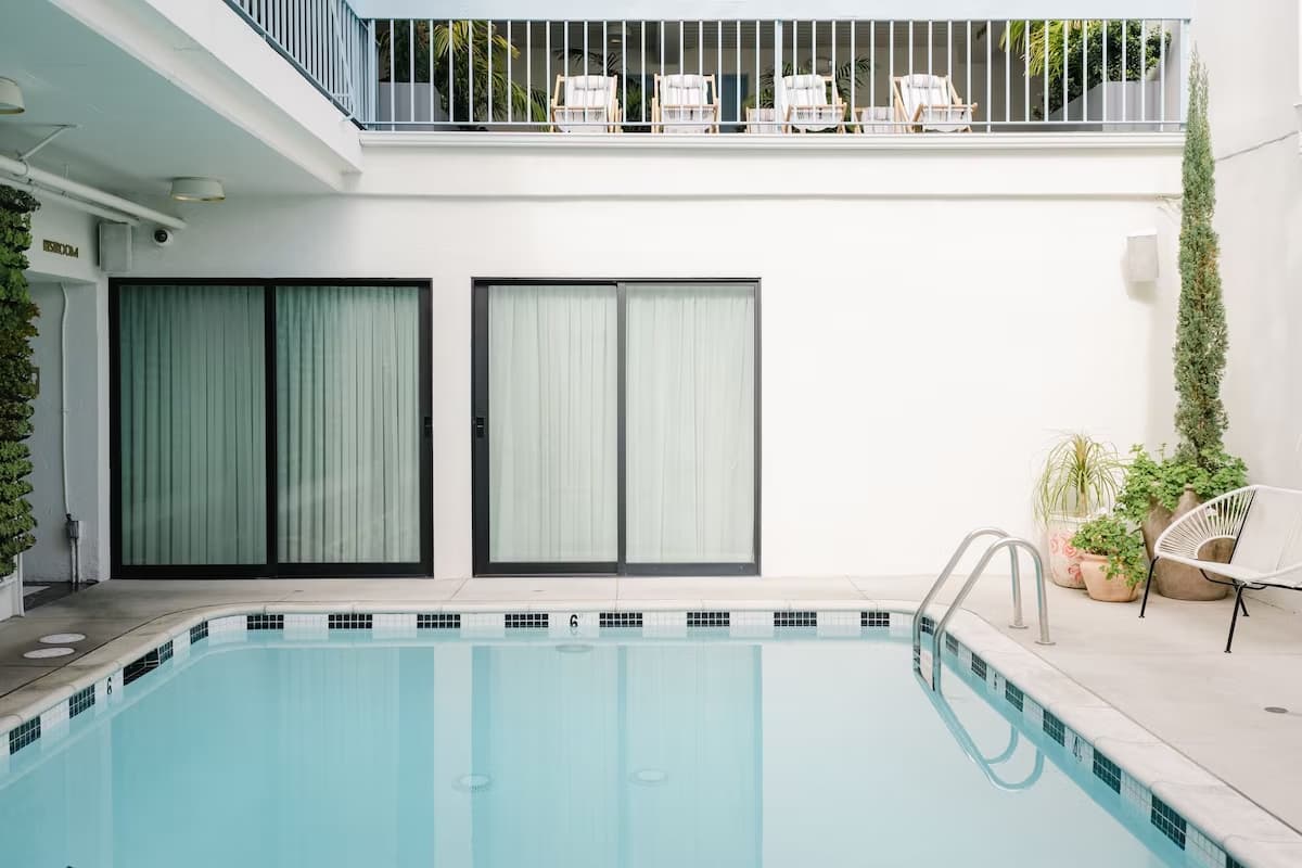 Short-Stories-Hotel-piscina 14 hoteles boutique en Los Ángeles que destacan por su encanto y estilo