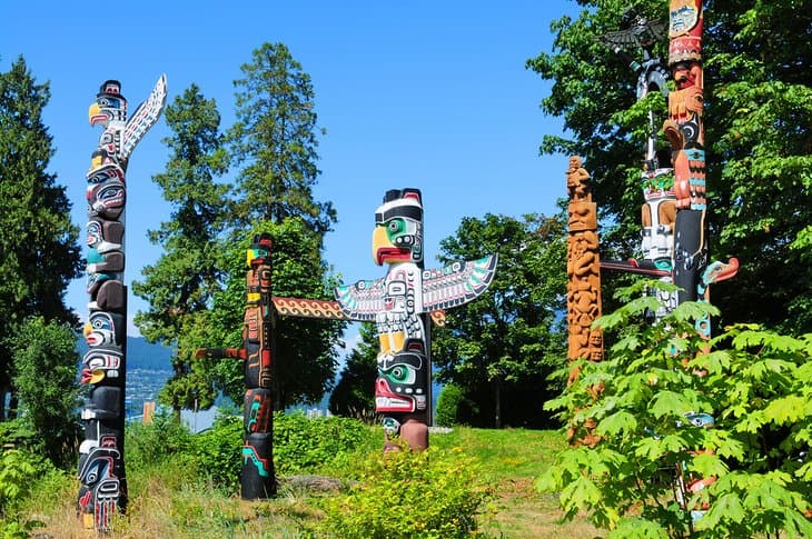 Vea-los-totems-de-Brockton-Point Principales lugares para visitar en Vancouver, Canadá