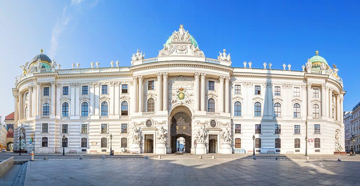 Asista-a-un-espectaculo-en-la-Escuela-Espanola-de-Equitacion Principales atracciones turísticas en Austria
