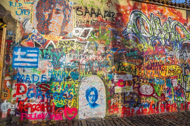 Deja-tu-huella-en-el-muro-de-Lennon Mejores lugares para visitar en Praga: descubre la joya del corazón de Europa