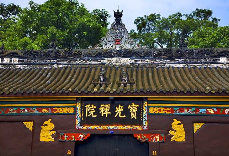 El-Monasterio-de-la-Luz-Preciosa-Templo-Baoguang Lugares imperdibles en Chengdu: Experiencias únicas