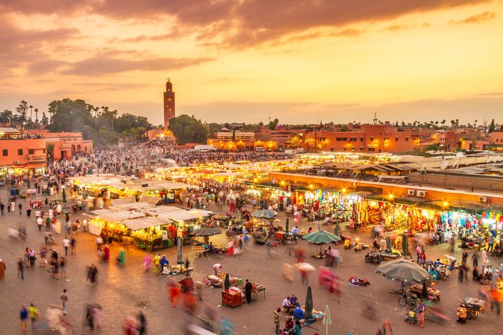 Experimente-la-plaza-Djemaa-El-Fna-al-anochecer Lugares para visitar en Marrakech: rincones imperdibles de la ciudad roja