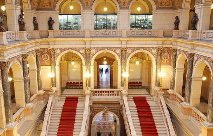 Explora-los-tesoros-del-Museo-Nacional Mejores lugares para visitar en Praga: descubre la joya del corazón de Europa