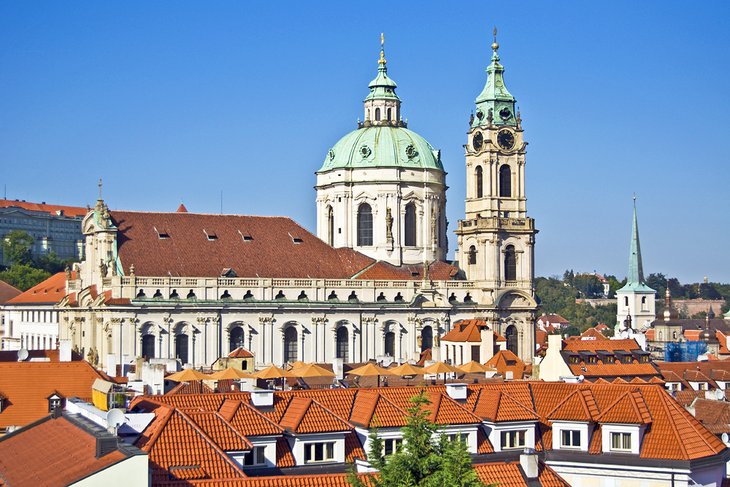Iglesia-de-San-Nicolas Mejores lugares para visitar en Praga: descubre la joya del corazón de Europa