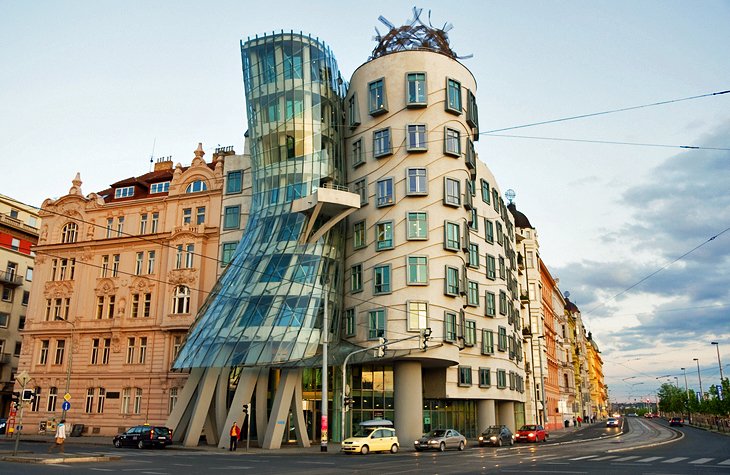 Observar-a-la-gente-desde-el-tejado-de-la-Casa-Danzante Mejores lugares para visitar en Praga: descubre la joya del corazón de Europa