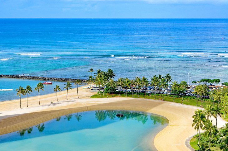 Playa-Kahanamoku Playas en Honolulu para familias, parejas y aventureros