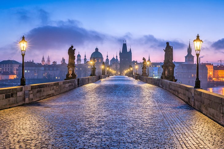 Vea-las-farolas-en-el-Puente-de-Carlos Actividades imperdibles para disfrutar el invierno en Praga