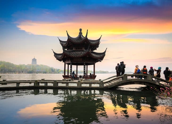 Vea-los-famosos-puentes-del-Lago-del-Oeste Lugares para disfrutar en Hangzhou: Qué ver y qué hacer