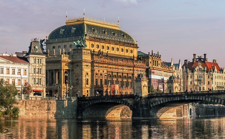 Vea-una-actuacion-en-el-Teatro-Nacional Mejores lugares para visitar en Praga: descubre la joya del corazón de Europa